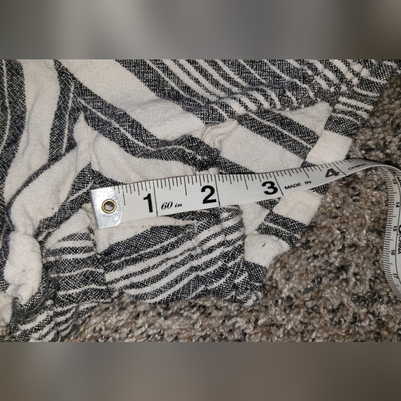 Time and Tru| Linen Blend Shorts with Stripes and Pockets - Picture 5 of 6